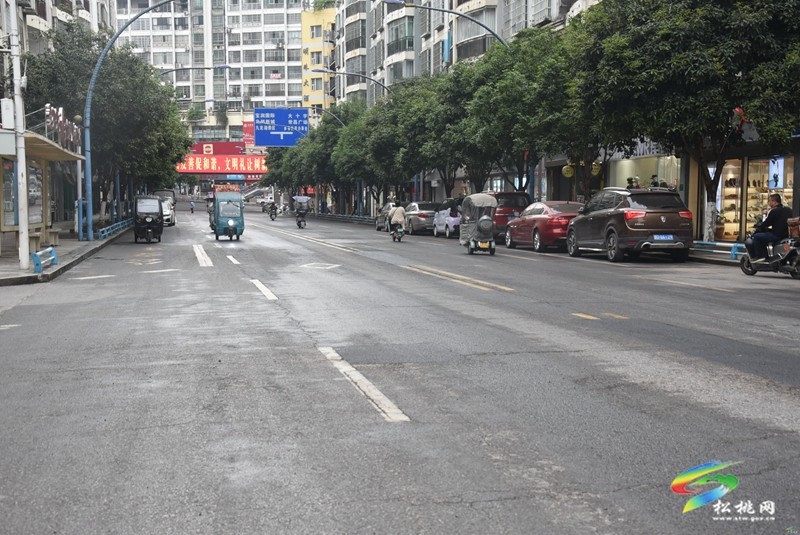 松桃：文明守規(guī)  車(chē)輛有序停放