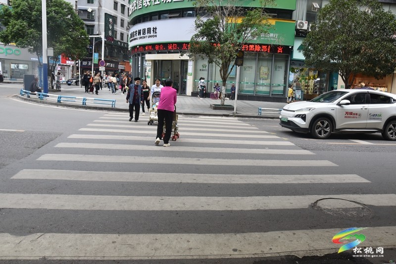 松桃：文明守規(guī)  車(chē)輛有序停放