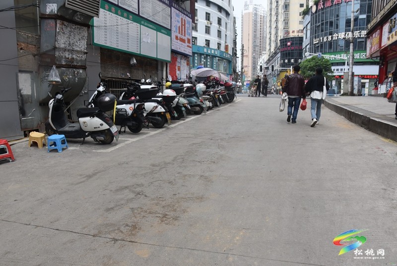 松桃：文明守規(guī)  車(chē)輛有序停放