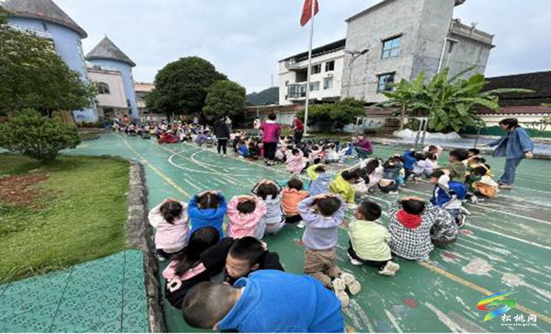 孟溪鎮(zhèn)幼兒園開展“防震減災(zāi)”應(yīng)急逃生演練活動(dòng)