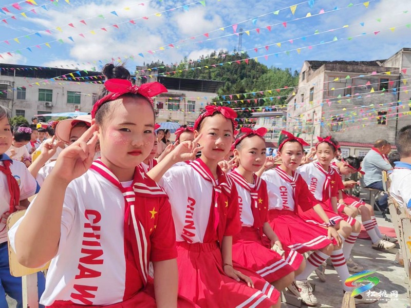 妙隘鄉(xiāng)完小舉辦第七屆學(xué)生藝術(shù)節(jié)暨“少年兒童心向黨。我與祖國共成長”文藝匯演活動(dòng)