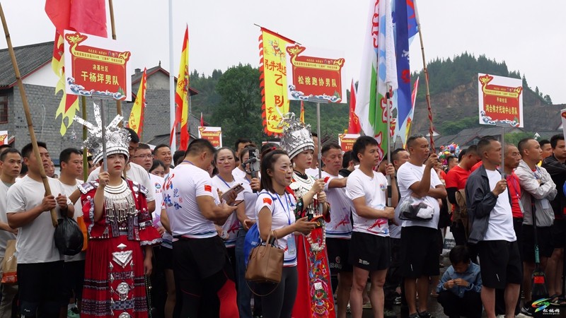 【網(wǎng)絡(luò)中國(guó)節(jié)·端午】九龍競(jìng)渡 鼓舞苗鄉(xiāng)｜松桃2024年“三融杯”傳統(tǒng)龍舟賽開(kāi)幕