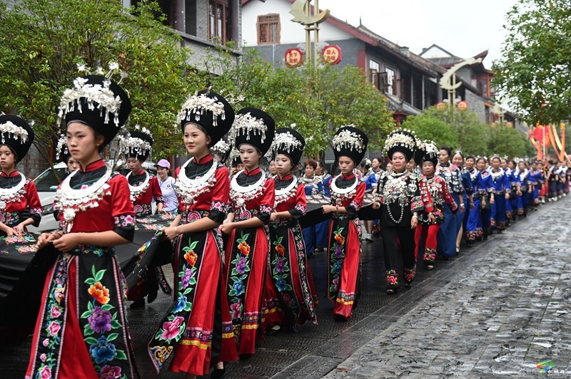 【網(wǎng)絡(luò)中國(guó)節(jié)·端午】九龍競(jìng)渡 鼓舞苗鄉(xiāng)｜松桃2024年“三融杯”傳統(tǒng)龍舟賽開(kāi)幕
