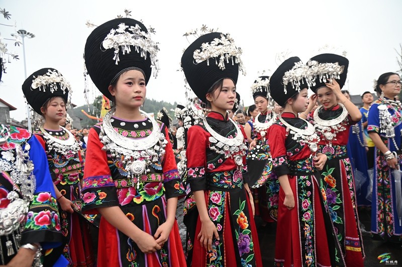 【網(wǎng)絡(luò)中國(guó)節(jié)·端午】九龍競(jìng)渡 鼓舞苗鄉(xiāng)｜松桃2024年“三融杯”傳統(tǒng)龍舟賽開(kāi)幕