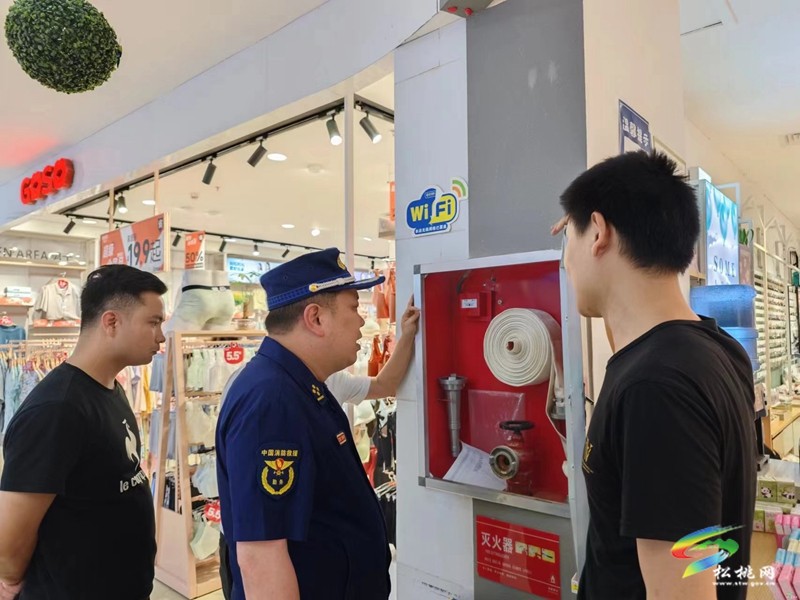 松桃消防開(kāi)展商貿(mào)市場(chǎng)消防安全檢查