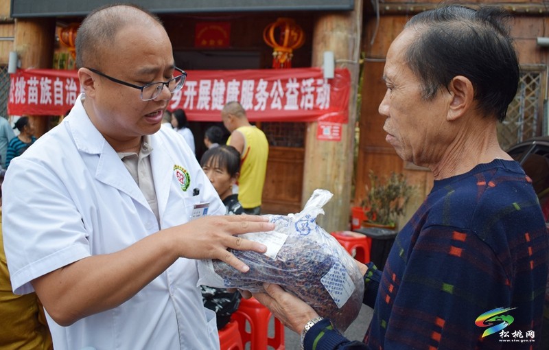 一根針一把草進苗寨 呵護百姓健康