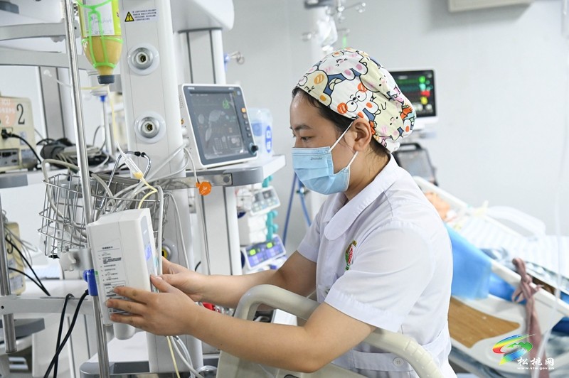松桃民族中醫(yī)院重癥醫(yī)學(xué)科：?24小時在崗 守護(hù)患者生命安全