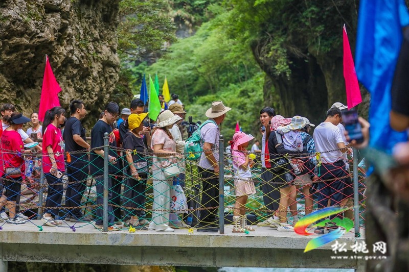 松桃：飛槳濺浪！花式皮劃艇漂流賽“超燃”