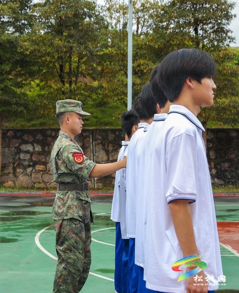 縣中等職業(yè)學(xué)校舉行2024級(jí)新生軍訓(xùn)動(dòng)員大會(huì)