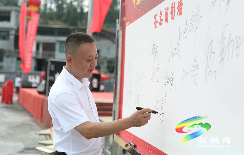 甘龍片區(qū)舉行第十屆“金秋助學”活動