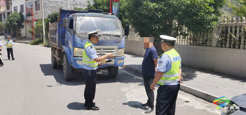 松桃公安交警集中組織開(kāi)展周末執(zhí)法巡查統(tǒng)一行動(dòng)
