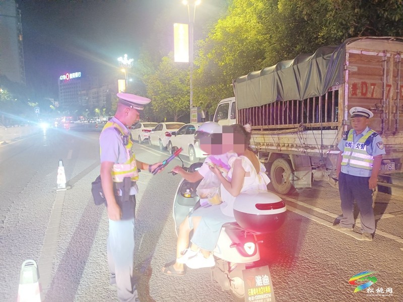 松桃公安交警集中組織開(kāi)展周末執(zhí)法巡查統(tǒng)一行動(dòng)