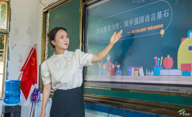 加大推普力度 筑牢強(qiáng)國語言基石——縣融媒體中心走進(jìn)校園推廣宣傳普通話