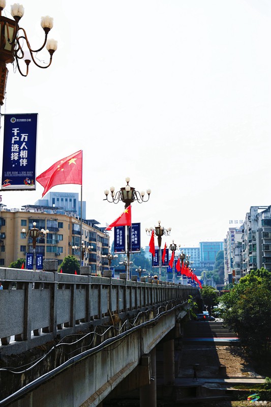 秋高氣爽迎國慶  松桃處處“中國紅”