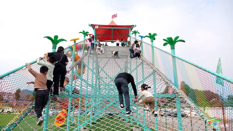 松桃國(guó)慶假期歡樂(lè)多  游樂(lè)園里人氣旺
