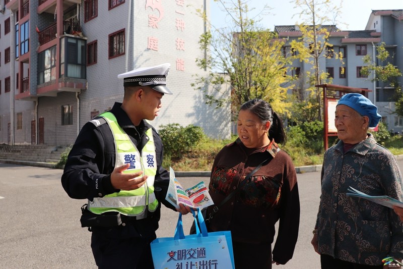 共“話”安全零距離丨松桃公安交警進(jìn)社區(qū)開展秋季交通安全宣傳活動(dòng)?