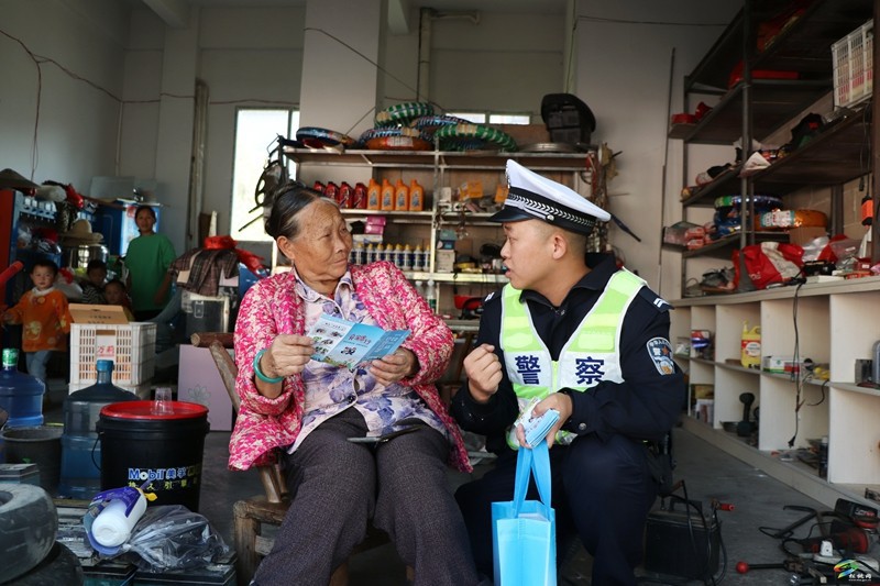 共“話”安全零距離丨松桃公安交警進(jìn)社區(qū)開展秋季交通安全宣傳活動(dòng)?