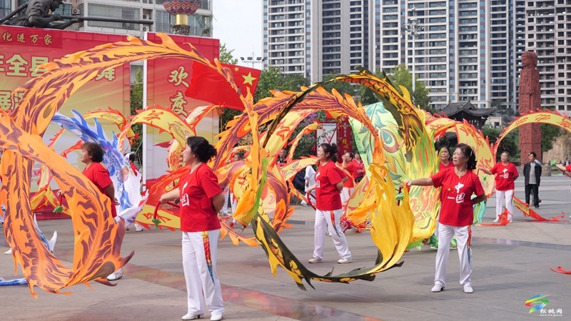 【網(wǎng)絡(luò)中國(guó)節(jié)·重陽(yáng)】松桃舉行全縣廣場(chǎng)舞優(yōu)秀節(jié)目展演活動(dòng)