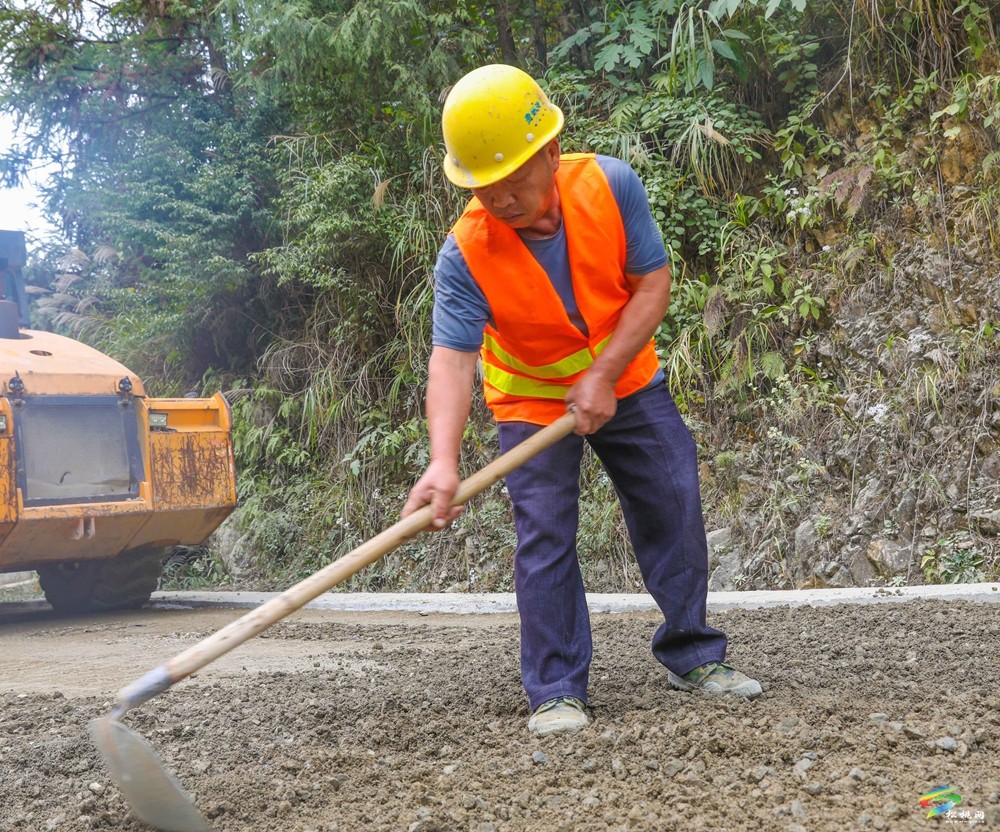 全力沖刺！松桃X6M2線三陽至分水嶺公路路面改造項目即將通車