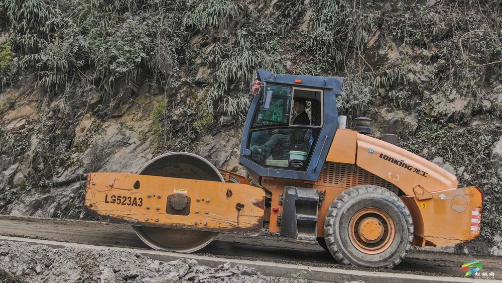 全力沖刺！松桃X6M2線三陽至分水嶺公路路面改造項目即將通車