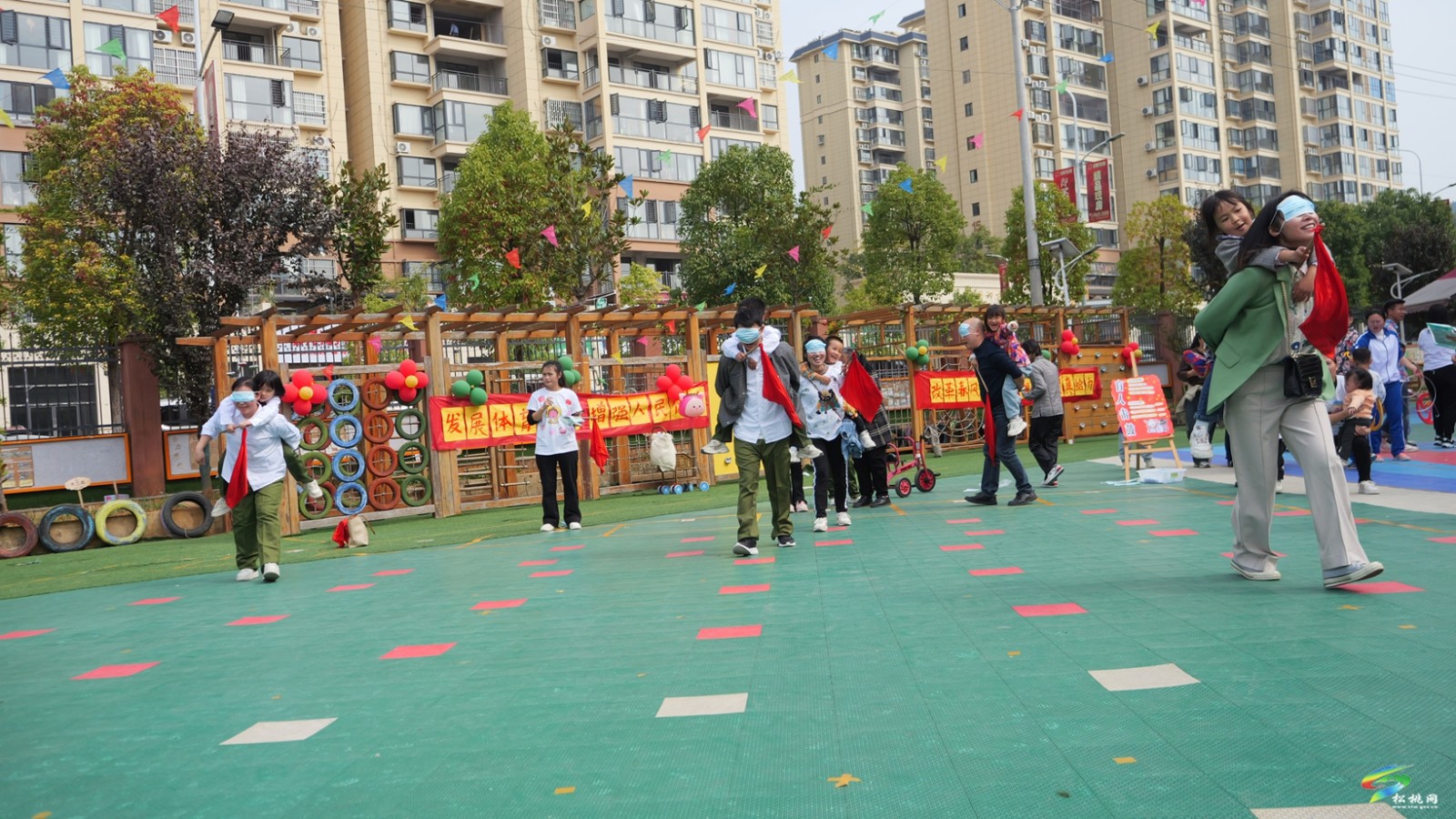 松桃實(shí)驗(yàn)幼兒園：開展親子“童”樂  懷舊趣味運(yùn)動會