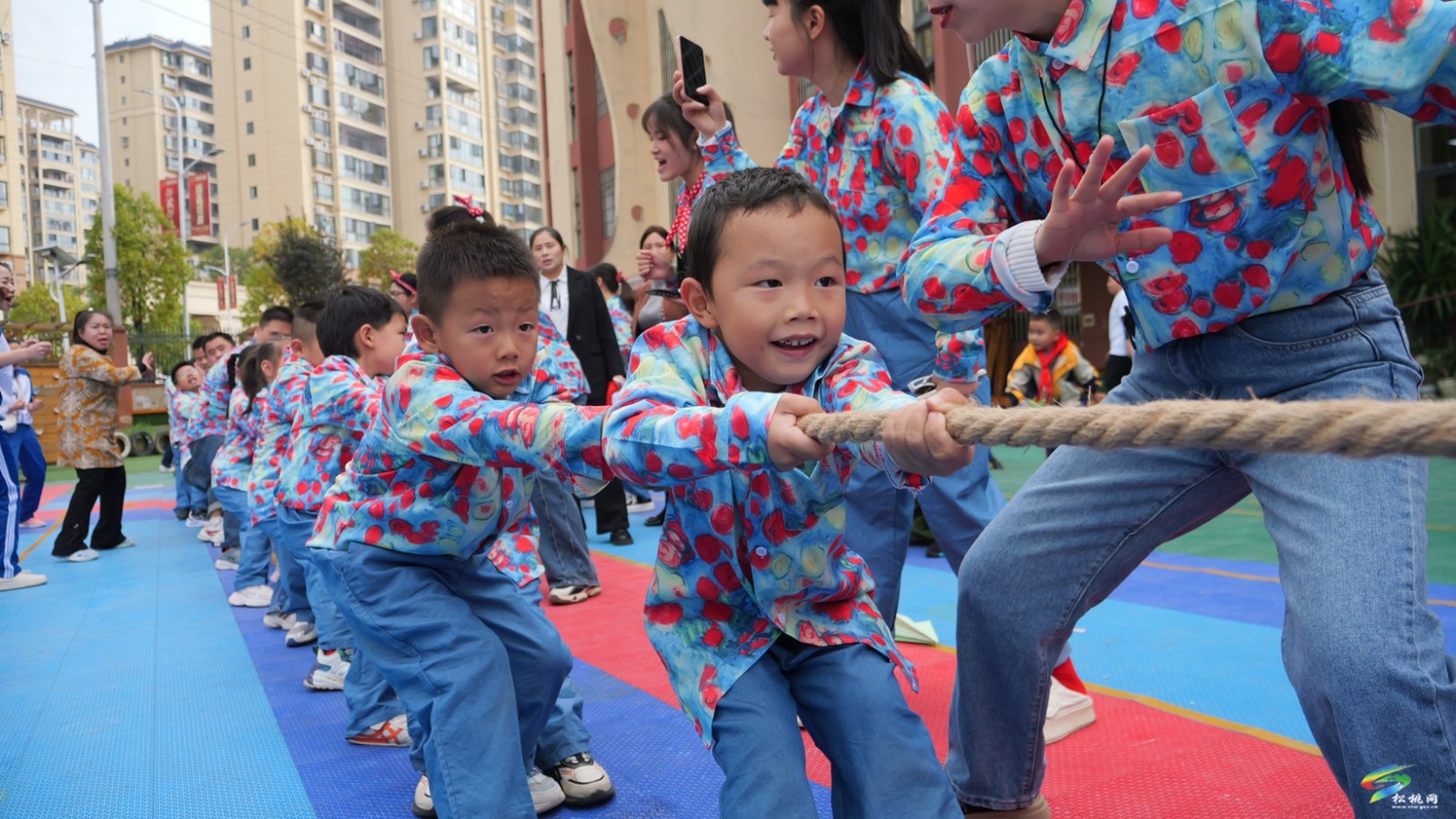 松桃實(shí)驗(yàn)幼兒園：開展親子“童”樂  懷舊趣味運(yùn)動會
