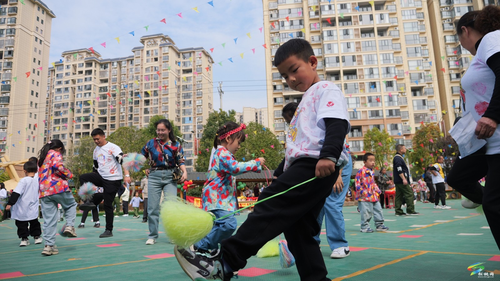松桃實(shí)驗(yàn)幼兒園：開展親子“童”樂  懷舊趣味運(yùn)動會