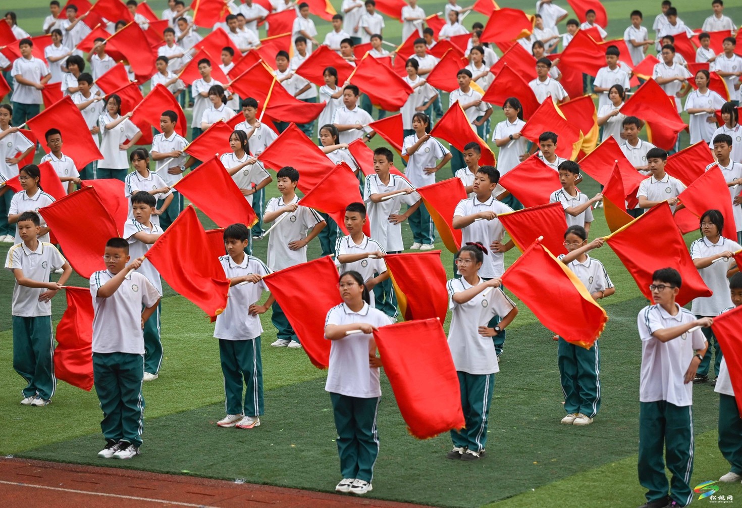 銅仁市第十四屆中小學(xué)生“三好杯”田徑運動會在松桃開幕