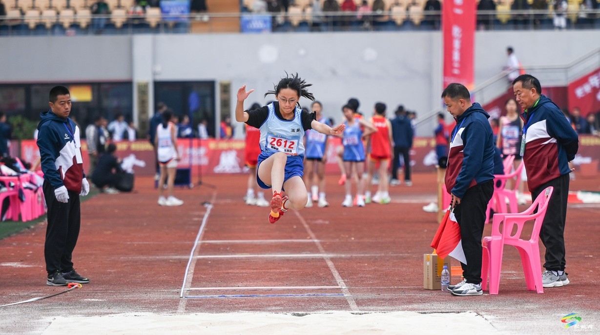 銅仁市第十四屆中小學(xué)生“三好杯”田徑運動會在松桃開幕