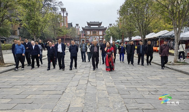 市人大常委會機關(guān)離退休人員一行到我縣參觀考察鄉(xiāng)村振興和產(chǎn)業(yè)發(fā)展情況