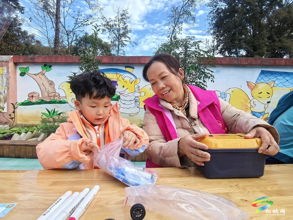 松桃：“愛(ài)心媽媽”結(jié)對(duì)關(guān)愛(ài) 傳遞溫暖真情
