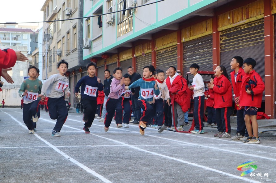 妙隘鄉(xiāng)完小舉辦第24屆學(xué)生田徑運動會
