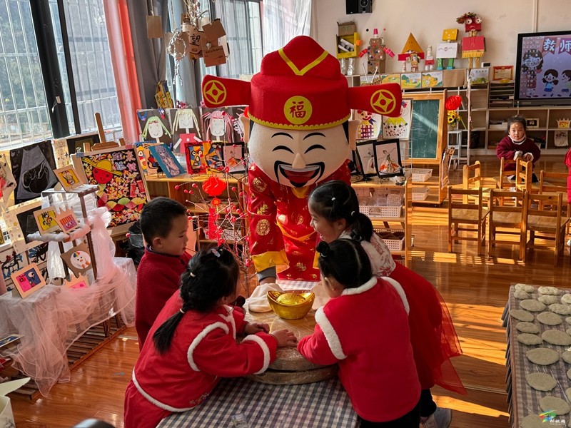 縣實驗幼兒園舉辦“金蛇賀歲 童趣迎新”元旦慶?；顒? onmousewheel=