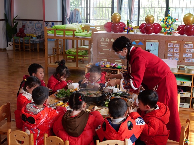 縣實驗幼兒園舉辦“金蛇賀歲 童趣迎新”元旦慶祝活動
