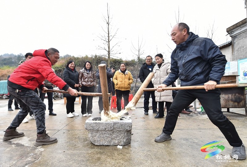 九江街道：寫對聯(lián) 打糍粑 新春年味漸濃