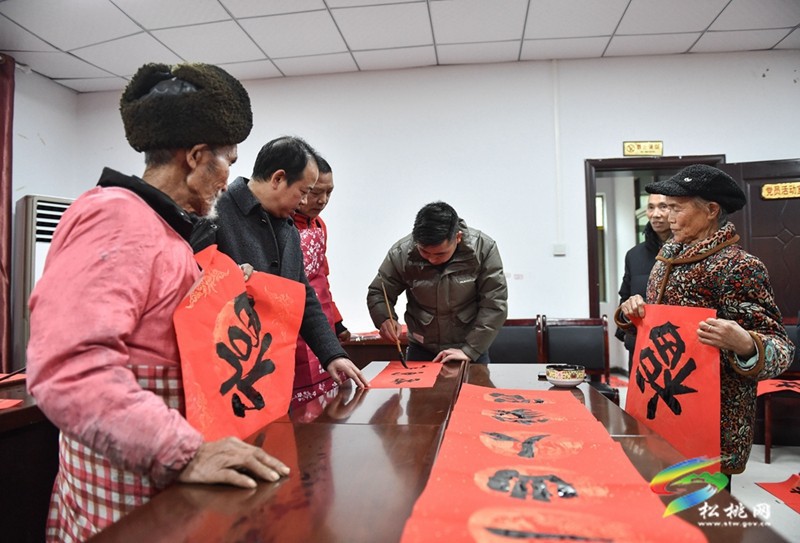 九江街道：寫對聯(lián) 打糍粑 新春年味漸濃