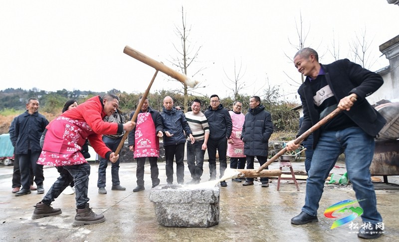 九江街道：寫對聯(lián) 打糍粑 新春年味漸濃