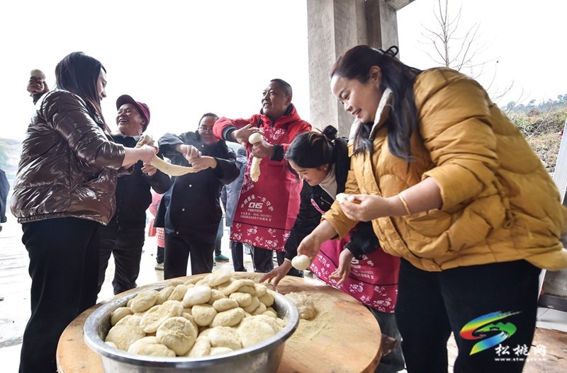 九江街道：寫對聯(lián) 打糍粑 新春年味漸濃