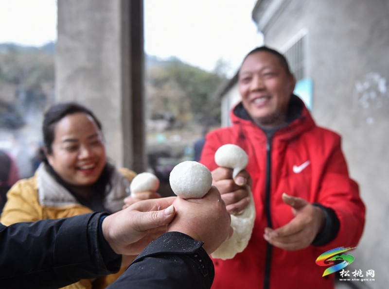 九江街道：寫對聯(lián) 打糍粑 新春年味漸濃