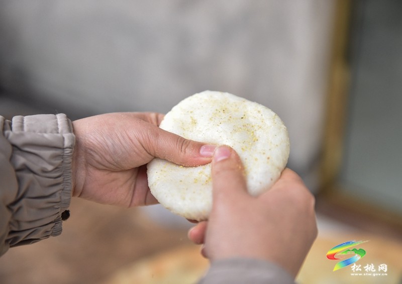 九江街道：寫對聯(lián) 打糍粑 新春年味漸濃