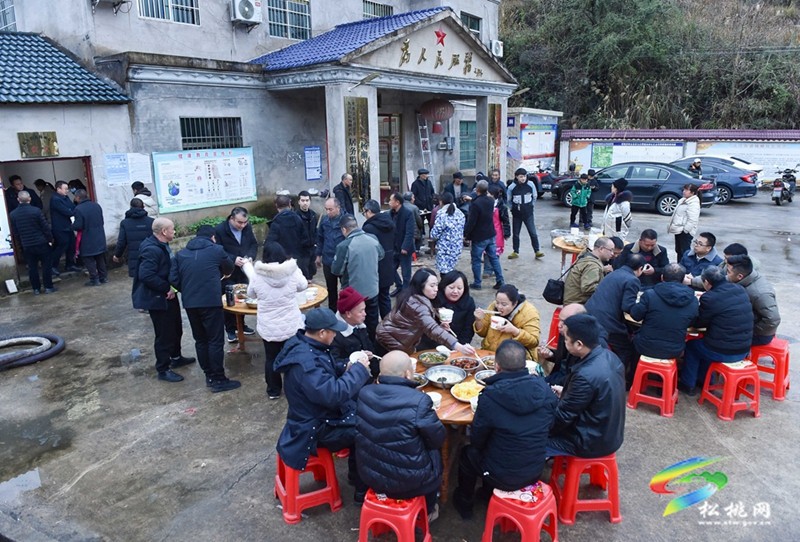 九江街道：寫對聯(lián) 打糍粑 新春年味漸濃