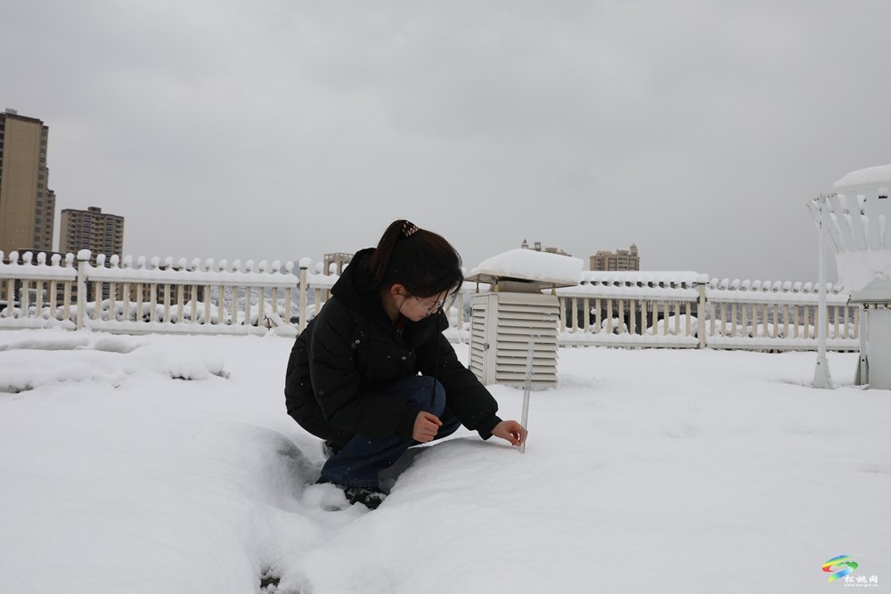 松桃:低溫雨雪凝凍天氣來襲 氣象部門積極應(yīng)對(duì)