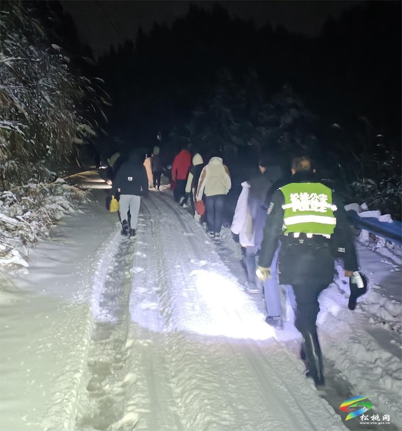 雪夜奮戰(zhàn)7小時(shí)，松桃公安成功救助18名被困群眾