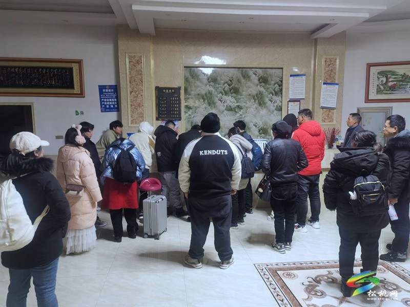 雪夜奮戰(zhàn)7小時(shí)，松桃公安成功救助18名被困群眾