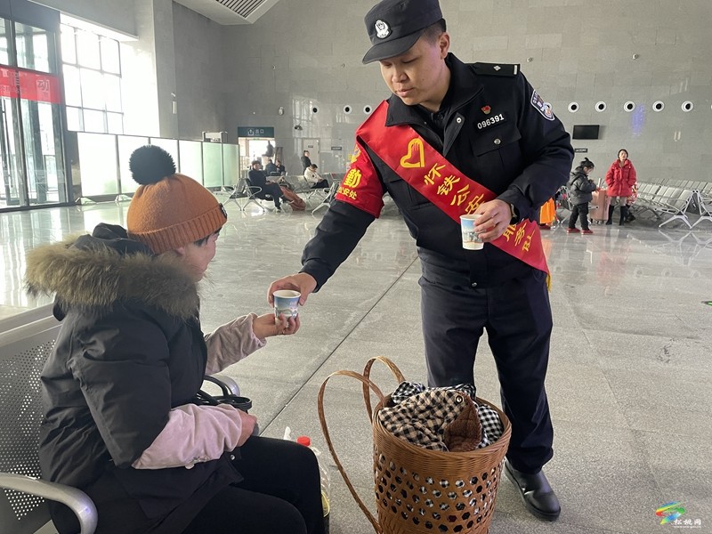 松桃鐵路派出所：春運(yùn)首日送溫暖，真情護(hù)航回家路