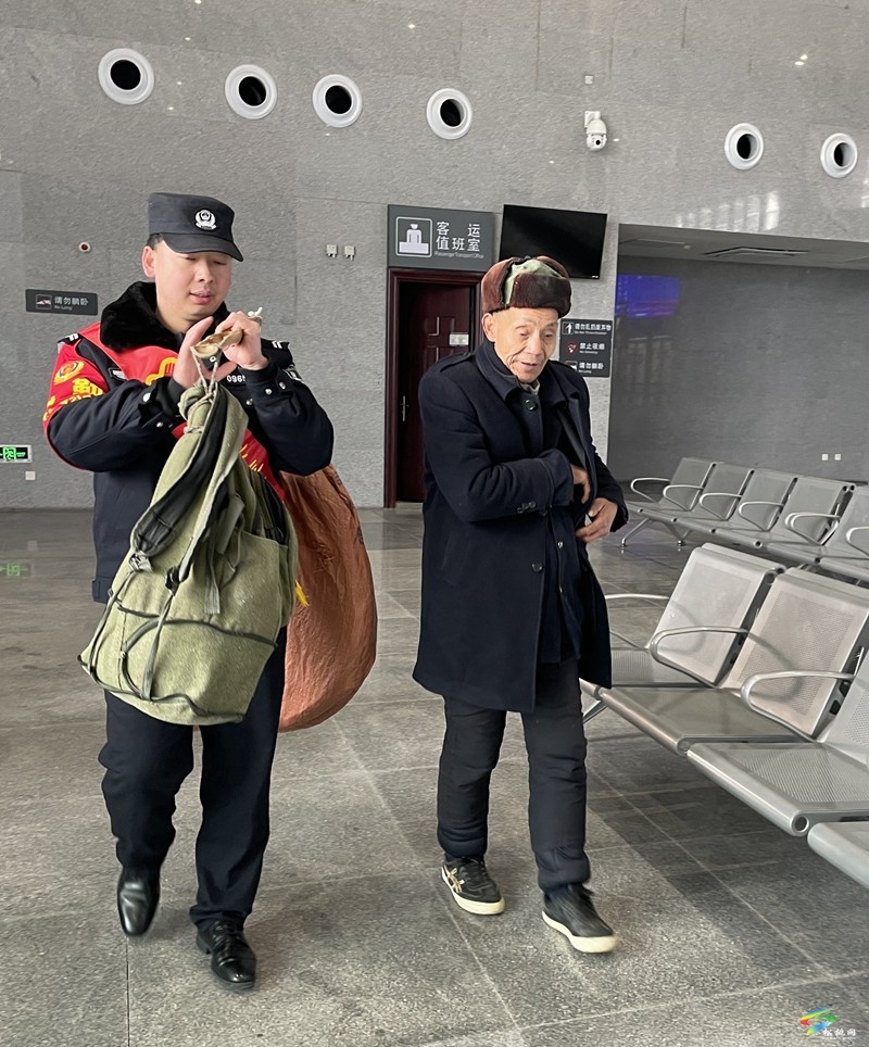 松桃鐵路派出所：春運(yùn)首日送溫暖，真情護(hù)航回家路
