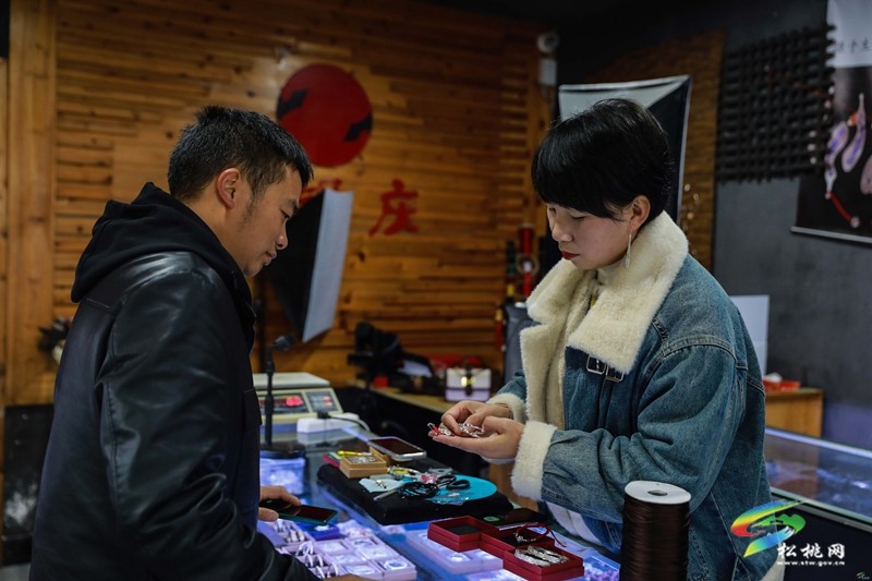 【新春走基層】松桃：春節(jié)臨近 “龍?jiān)亍便y飾系列產(chǎn)品俏銷