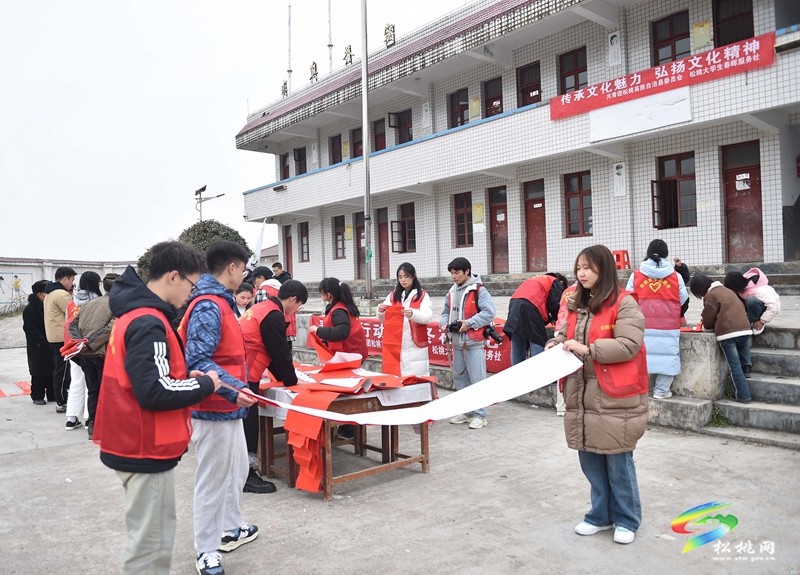 ?【新春走基層】松桃：大學(xué)生志愿者開展迎新春志愿服務(wù)活動(dòng)