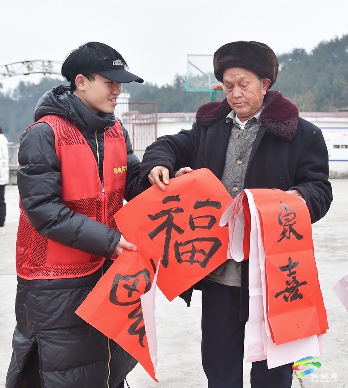?【新春走基層】松桃：大學(xué)生志愿者開展迎新春志愿服務(wù)活動(dòng)