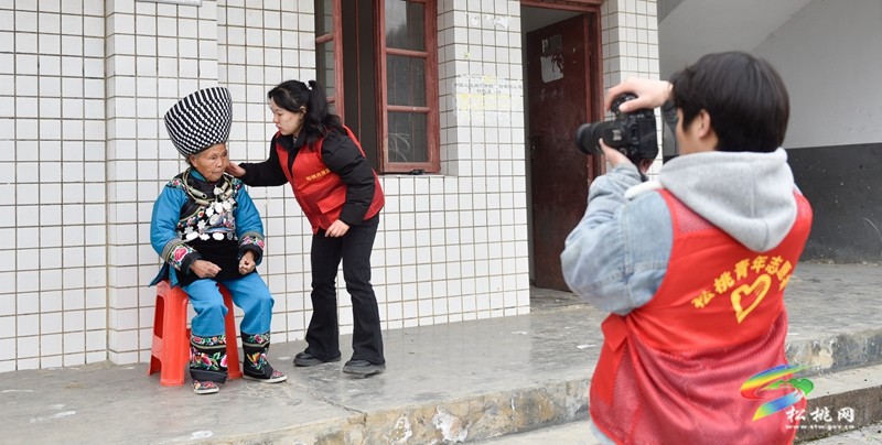 ?【新春走基層】松桃：大學(xué)生志愿者開展迎新春志愿服務(wù)活動(dòng)